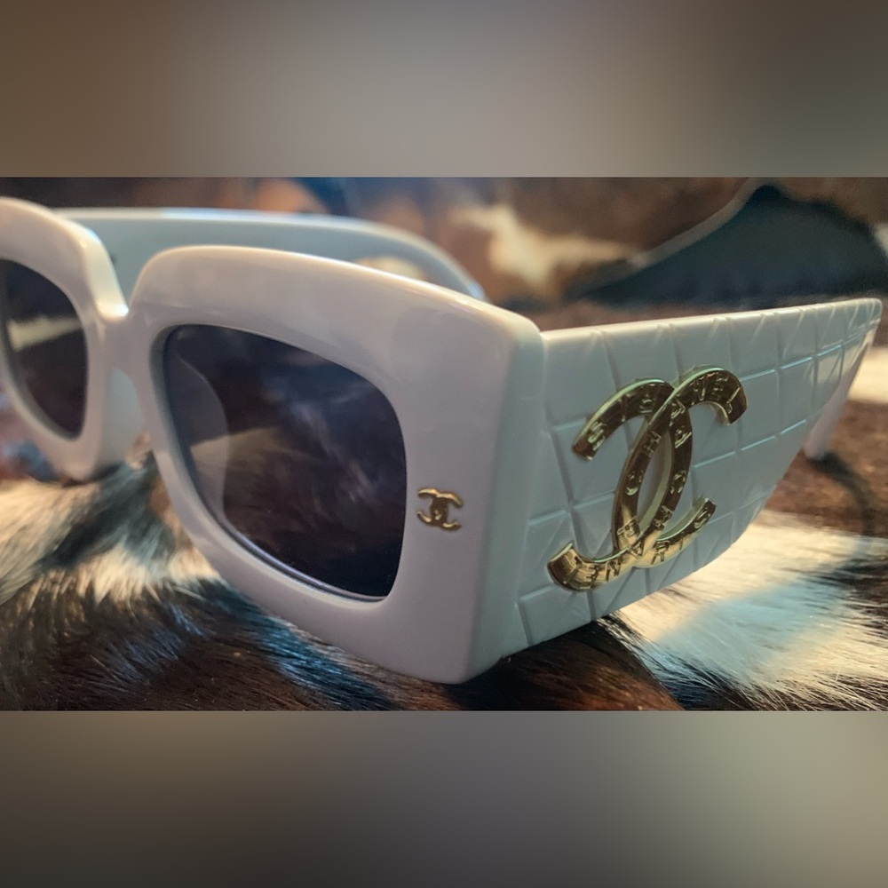 Copy. Chanel used like new sunglasses. No scratches. No case.
